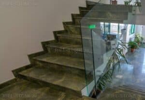Мраморная лестница из Bidasar Green