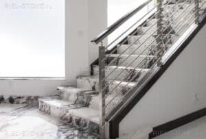 Лестница из мрамора Breccia Capraia